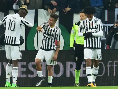 Penyerang Juventus, Paulo Dybala (tengah) melakukan selebrasi dengan rekan setimnya usai mencetak gol tunggal pada lanjutan liga serie A Italia di Juventus Stadium, Turin (24/1/2016). Juventus menang dengan skor 1-0. (AFP PHOTO/GIUSEPPE CACACE)