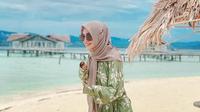 Pakai Kostum Duyung, Ria Ricis Berenang Bersama Hiu di Pantai Botubarani. (dok Instagram @riaricis1795/https://www.instagram.com/p/CNY_a-JM5T0//Muhammad Thoifur)