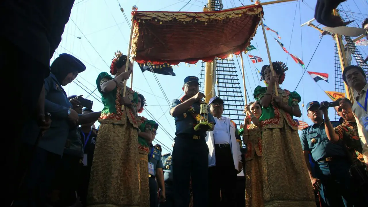 Kapal Dewaruci membawa obor Asian Games 2018 ke Makassar