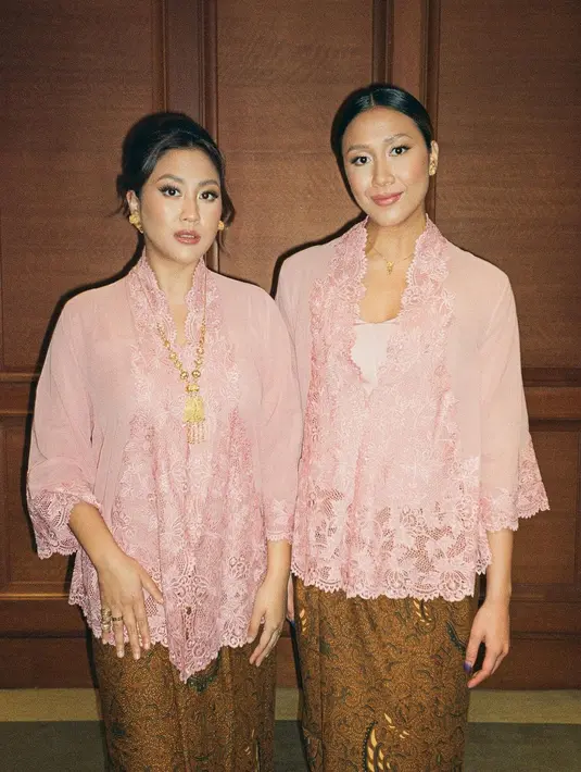 Sherina Munaf bersama sang adik Mayzura Restalia Munaf. [Foto: Instagram/sherinamunaf]