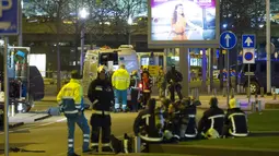 Bandara Schiphol, Amsterdam, Belanda mendapatkan ancaman bom menjelang tengah malam, Selasa (12/4) waktu setempat. Sebagian lokasi bandara ditutup akibat ancaman tersebut. (Michel van Bergen/ANP/AFP)