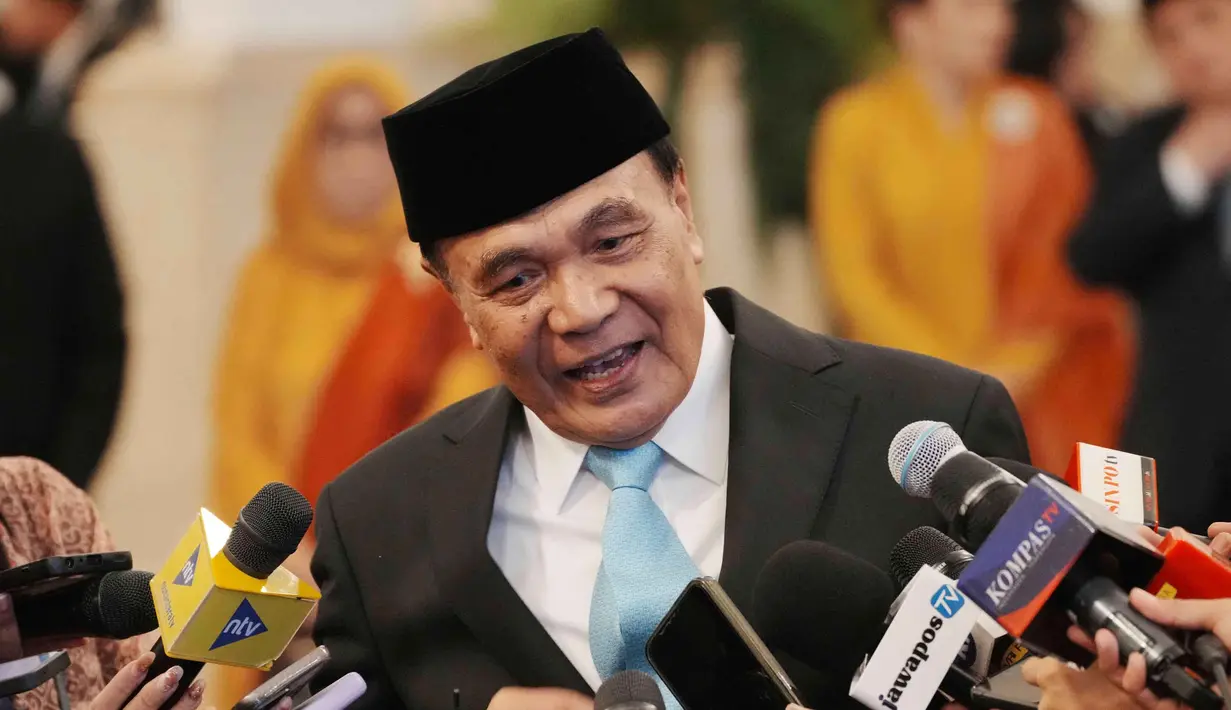 Djamari Chaniago dilantik sebagai Menteri Koordinator Bidang Politik dan Keamanan (Menko Polkam) menggantikan posisi Budi Gunawan yang dicopot pada reshuffle sebelumnya. (AP Photo/Achmad Ibrahim)