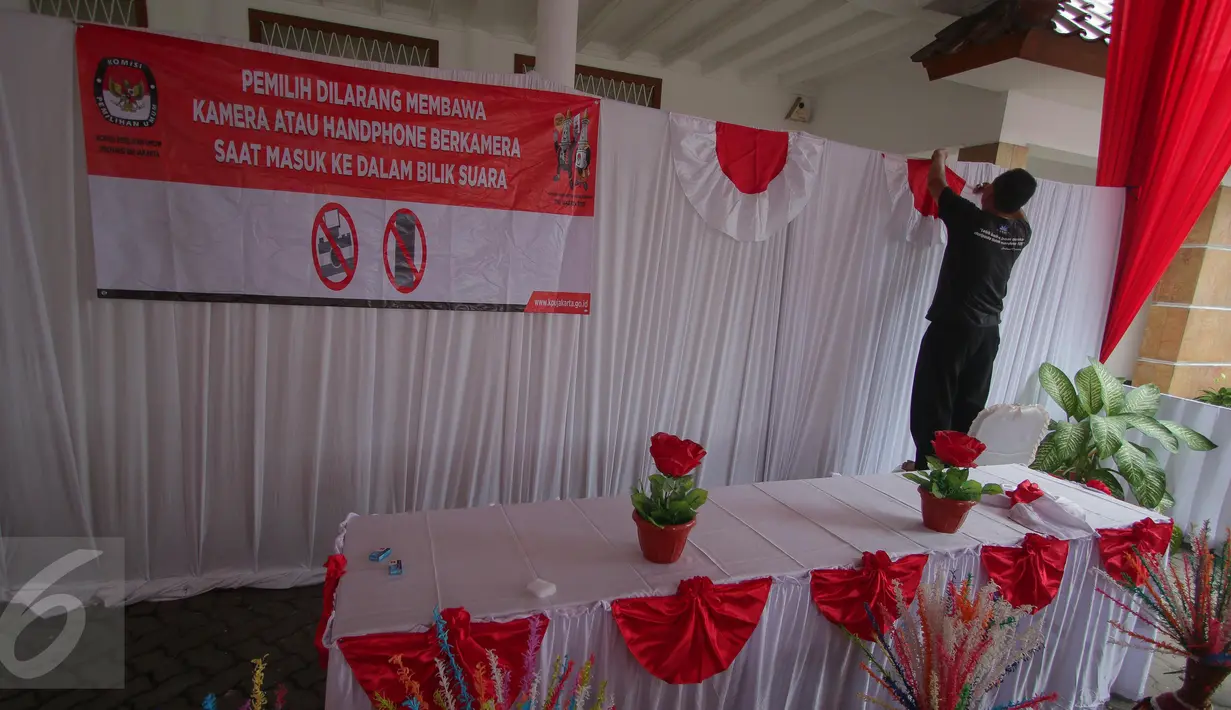 Pekerja memasang pernak-pernik di TPS 4 Kelurahan Gambir, Jalan Tanah Abang Timur, Jakarta, Selasa (18/4). Nantinya Presiden Joko Widodo akan melaksanakan pencoblosan hak suaranya pada Pilkada DKI 2017 di TPS tersebut. (Liputan6.com/Faizal Fanani)