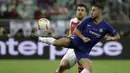 Penyerang Chelsea, Eden Hazard, berebut bola dengan bek Arsenal, Sokratis Papastathopoulos, pada laga final Liga Eropa di Baku Olympic Stadium, Kamis (30/5) dini hari WIB. Chelsea menang 4-1 atas Arsenal. (AP Photo/Luca Bruno)