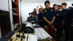 Menteri ESDM Ignasius Jonan memantau aktivitas Gunung Anak Krakatau dari Pos Pantau di Serang, Banten, Jumat (28/12). Jarak pos pantau dengan Gunung Anak Krakatau sekitar 42 Km. (Merdeka.com/Imam Buhori)
