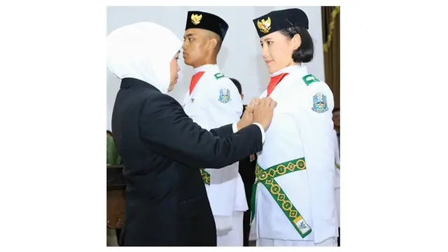 Gubernur Khofifah Memberikan Tanda Penyemat Pengukuhan