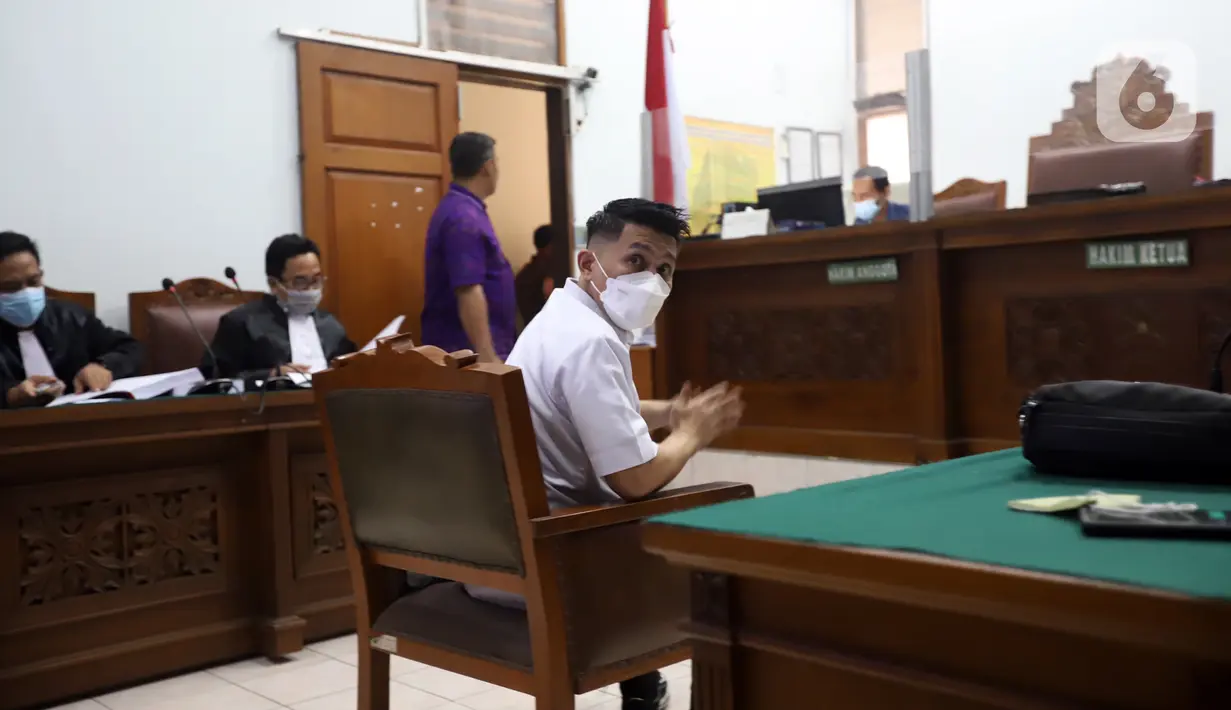 Terdakwa obstruction of justice atau upaya menghalangi penyidikan perkara tewasnya Brigadir Nofriansyah Yosua Hutabarat atau Brigadir J, Kompol Chuck Putranto menjalani sidang tuntutan di Pengadilan Negeri Jakarta Selatan, Jumat (27/1/2023). Selain dua tahun penjara, Mantan PS Kasubbagaudit Baggaketika Rowabprof ini juga dituntut denda sebesar Rp 10 juta. (Liputan6.com/Johan Tallo)