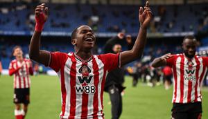 Gelandang Sunderland, Noah Sadiki. (AFP/HENRY NICHOLLS)