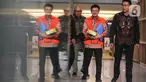 Tersangka kasus dugaan korupsi di Kementerian Pertanian Syahrul Yasin Limpo (tengah) berjalan keluar usai menjalani pemeriksaan di gedung Komisi Pemberantasan Korupsi (KPK), Jakarta, Selasa (16/1/2024). (Liputan6.com/Angga Yuniar)