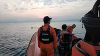 Sebanyak 10 penyelam dari tim khusus Basarnas Banten diterjunkan untuk mencari tiga penyelam asal China yang hilang di perairan Pulau Sangiang. (Liputan6.com/ Yandhi Deslatama)