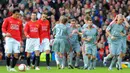 Para pemain Liverpool merayakan gol yang dicetak Fabio Aurelio ke gawang Manchester United pada laga Liga Inggris di Stadion Old Trafford, Inggris, Sabtu (14/3/2009). MU kalah 1-4 dari Liverpool. (AFP/Andrew Yates)