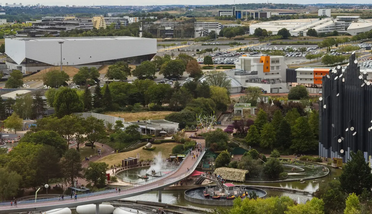 Pemandangan taman hiburan Futuroscope di Chasseneuil-du-Poitou, Prancis, 19 Agustus 2022. Futuroscope menyajikan atraksi dan pertunjukan lainnya, beberapa di antaranya merupakan satu-satunya di dunia. (GUILLAUME SOUVANT/AFP)