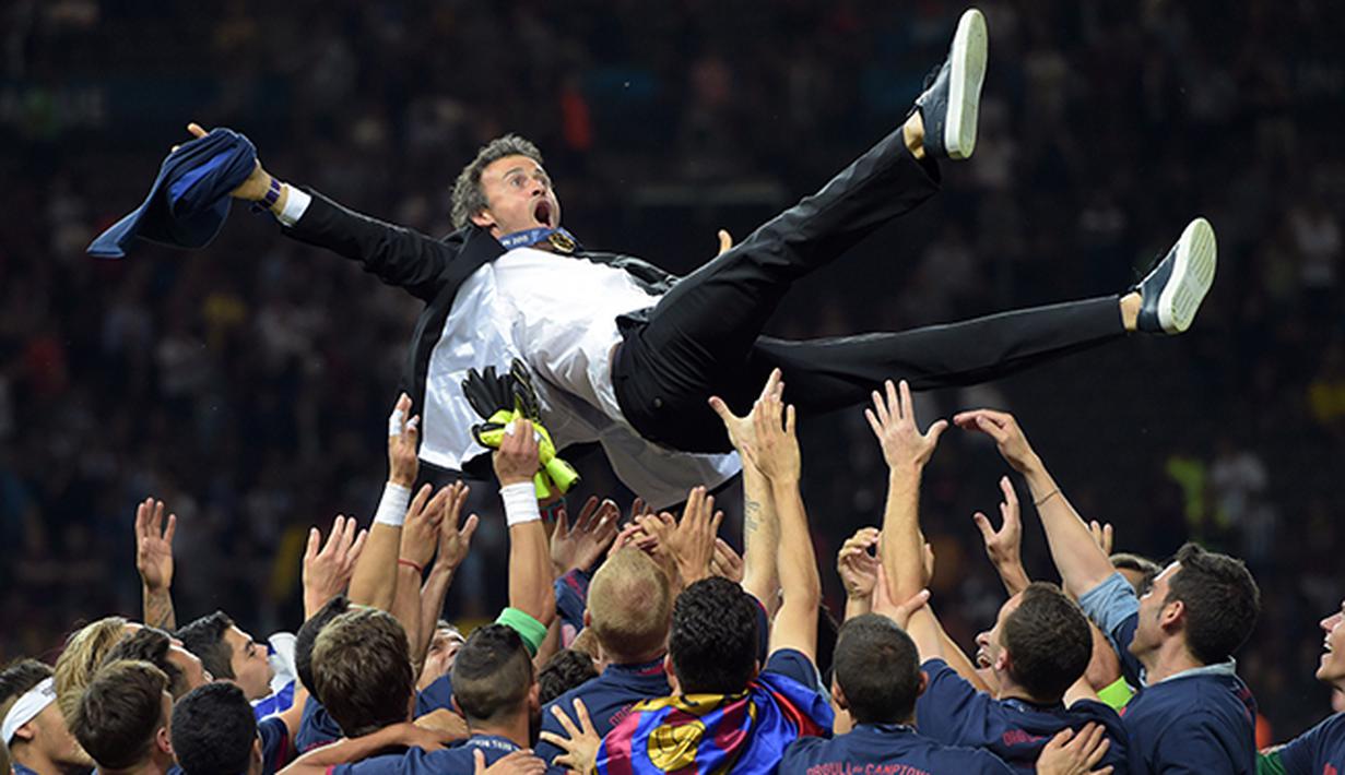 Para pemain Barcelona melakukan selebrasi kemenangan dengan mengangkat Luis Enrique. (EPA/Federico Gambarini)
