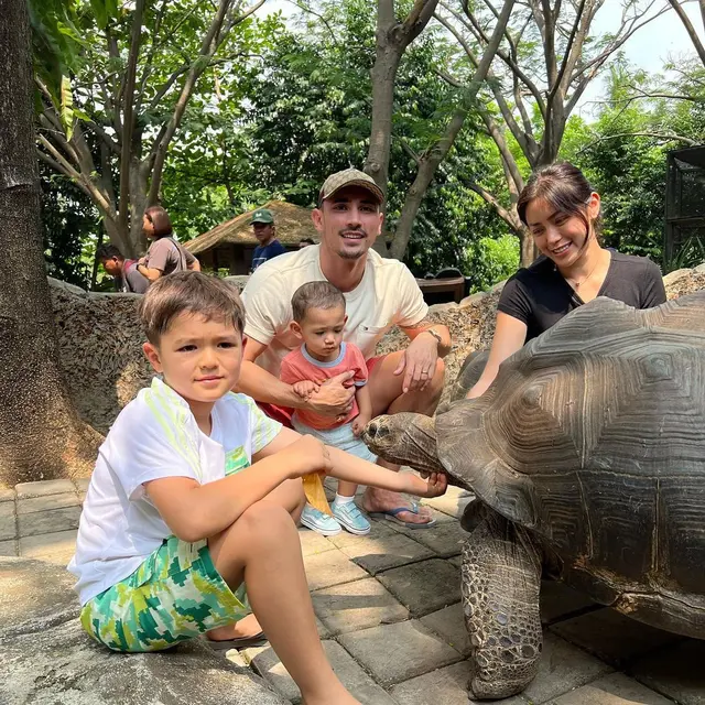 Liburan Jessica Iskandar bersama keluarga