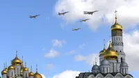 Pesawat supersonik Rusia Tupolev Tu-160 dan Tupolev Tu-22M3 terbang di atas katedral Kremlin saat latihan untuk parade militer Hari Kemenangan di Moskow, Kamis (4/5). (AFP PHOTO / Natalia KOLESNIKOVA)