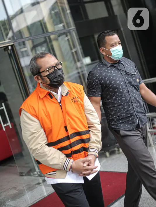 Wakil Ketua DPRD Jawa Timur, Sahat Tua Simanjuntak  berjalan keluar usai menjalani pemeriksaan di Gedung Merah Putih KPK, Jakarta, Rabu (11/1/2023). Sahat Tua Simanjuntak diperiksa sebagai tersangka terkait dugaan tindak pidana korupsi suap pengurusan alokasi dana hibah bersumber dari APBD Jawa Timur. (Liputan6.com/Faizal Fanani)