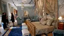 Furniture  ruangan suite Windsor dari Hotel Ritz sebelum dipamerkan di rumah lelang Artcurial, Paris, Rabu (11/4).  Total ada sekitar 1.000 barang perabot dan benda seni yang dilelang dari hotel legendaris di Paris tersebut. (AP Photo/Michel Euler)