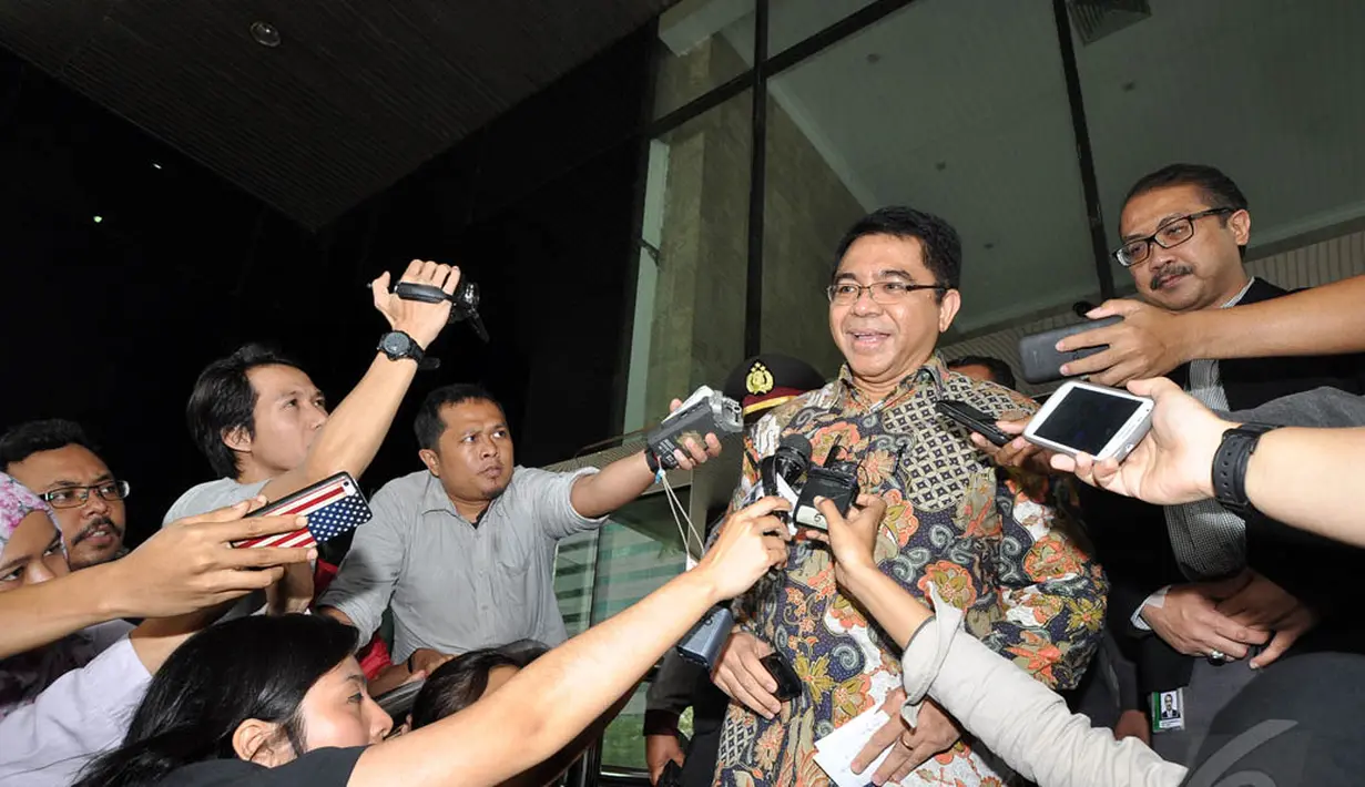 Kepala Badan Koordinasi Penanaman Modal (BKPM), Franky Sibarani saat memberi keterangan kepada awak media di KPK, Jakarta, Selasa (6/1/2015). (Liputan6.com/Miftahul Hayat)