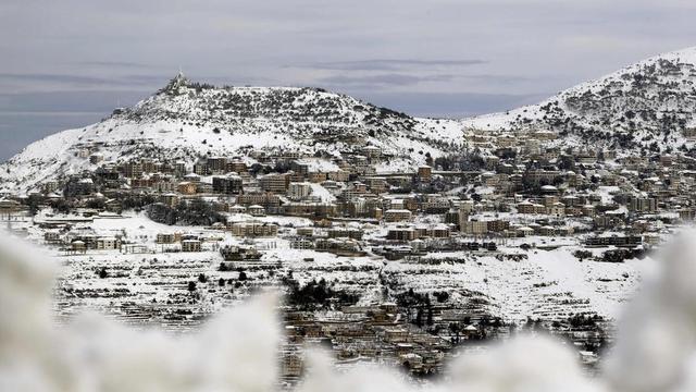 Salju di pegunungan di Kota Ehden, Lebanon (AFP Photo)