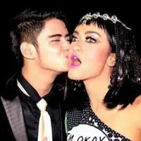 Aliando Syarief mencium pipi Julia Perez (Instagram/@aliandooo)