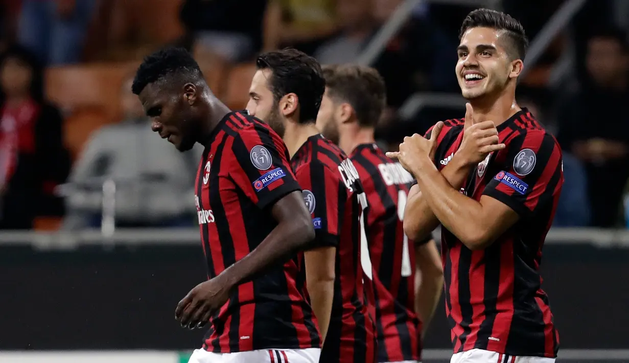 Pemain AC Milan, Andre Silva berselebrasi setelah berhasil mencetak gol ke gawang HNK Rijeka dalam laga Grup D Liga Europa di San Siro, Kamis (28/9). Bertindak sebagai tuan rumah, Rossoneri –julukan Milan– sukses meraih kemenangan 3-2. (AP/Luca Bruno)