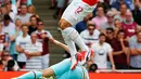 Penyerang Arsenal, Olivier Giroud (kanan) berusaha mengontrol bola dengan kepalanya pada pertandingan Liga Primer Inggris di Stadion Emirates, London, (9/8/2015). West ham menang 2-0 atas Arsenal. (Reuters/Eddie Keogh)