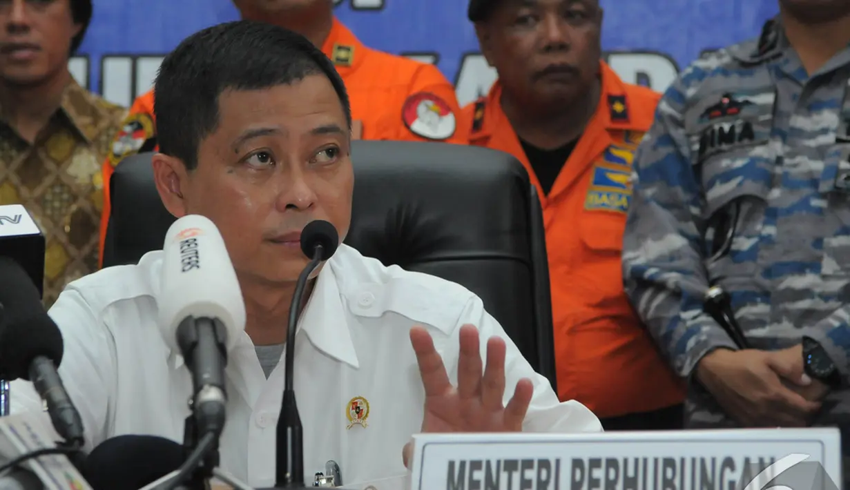 Menteri Perhubungan Ignasius Jonan menjawab pertanyaan wartawan saat konferensi pers di Posko Evakuasi AirAsia, Pangkalan Bun, Kalteng, Rabu (7/1/2015). (Liputan6.com/Herman Zakharia)