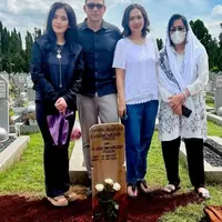 Potret Ira dan Ari Wibowo bersama Eve dan mama saat nyekar ke makam sang ayah (Sumber: Instagram/irawbw)