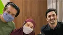 Ketika Vebby Palwinta melahirkan anak pertama pada 2021 lalu, Dhini Aminarti dan Dimas Seto juga datang menjenguk. Dua tahun berlalu, Vebby Palwinta – Razi Bawazier dan Dhini Aminarti – Dimas Seto seperti reka ulang foto ketika foto bareng Baby Omar. Dalam setiap unggahannya ketika momong atau tengah bersama anak artis, doa agar Dhini dan Dimas segera dikaruniai buah hati ramai dibubuhkan. (Liputan6.com/IG/@dhiniaminarti)