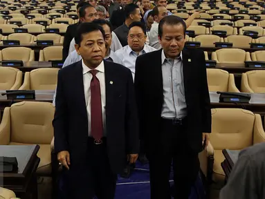 Ketua DPR Setya Novanto (kiri) bersama Wakil Ketua DPR Taufik Kurniawan meninjau kesiapan ruang Rapat Paripurna I, Kompleks Parlemen, Jakarta, Rabu (1/3). (Liputan6.com/Johan Tallo)