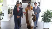 Presiden  Joko Widodo bersama ibu negara Iriana didampingi putra putrinya bersiap meninggalkan Istana Merdeka menuju gedung DPR, Jakarta, Minggu (20/10/2019). Jokowi bersama keluarga menuju DPR untuk dilantik menjadi presiden untuk kedua kalinya. (Liputan6.com/Angga Yuniar)