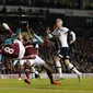 Pemain West Ham United,  Cheikhou Kouyate  (kiri) melakukan tendangan salto pada lanjtan Liga Premier Inggris di White Hart Lane, London, Minggu (22/11/2015).  (Reuters/Matthew Childs)