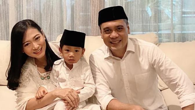 Anak Chico Hakim Elus Foto Mendiang Ibunya Usai Pemakaman, Bikin Terenyuh - Vimarsana News