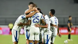 Maung Bandung akhirnya bersorak karena mencetak gol pada menit ke-25. David da Silva jadi aktornya setelah menerima umpan dari sisi kiri yang dikirim Frets Butuan. (Dok. Persib)
