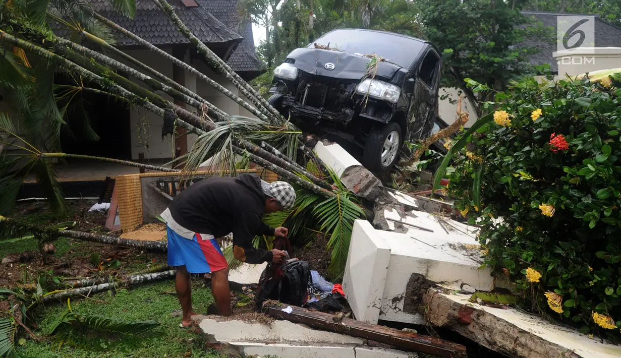 Warga mencari barang yang tersisa pasca gelombang Tsunami Anyer di Tanjung Lesung Resort, Pandeglang, Banten (23/12). BNPB mencatat hingga Minggu, pukul 16.00 WIB 222 orang meninggal dunia, 843 luka-luka dan 28 orang hilang. (merdeka.com/Arie Basuki)