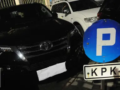 Tim satuan tugas (satgas) KPK kembali melakukan operasi tangkap tangan (OTT) terhadap pejabat Bakamla, Rabu (14/12). Dalam OTT tersebut KPK mengamankan satu unit mobil Toyota Fortuner berwarna hitam (Liputan6.com/helmi Afandi)