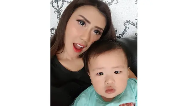 Menangis Terus Karena Rindu, Ini 6 Momen Mesra Rey Utami Bareng Anak