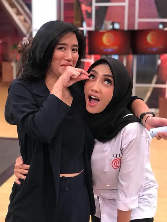 Memen keceriaan Mama Lita bersama dengan Chef Renatta Moeloek dalam ajang MasterChef Indonesia (Liputan6.com/IG/yulitamci5)
