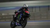 Pembalap Monster Energy Yamaha MotoGP, Fabio Quartararo pada sesi tes pramusim di Sirkuit Lusail, Qatar hari Senin malam waktu setempat. (X/ Monster Energy Yamaha MotoGP)