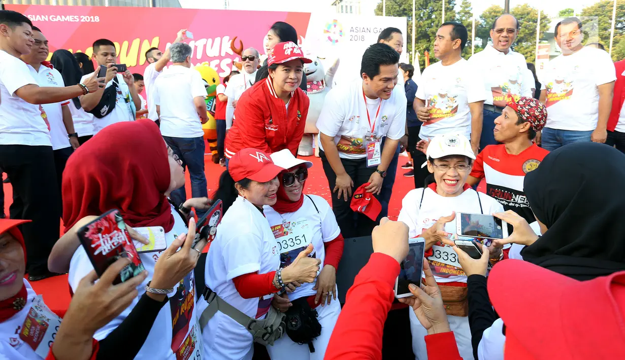 Menko PMK Puan Maharani bersama Ketua NASGOC, Erick Thohir melepas Fun Run menyemarakan Asian Games 2018 di Plaza Barat Senayan, Jakarta, Minggu (1/7). Acara digagas untuk menyambut Asian Games pada Agustus 2019 mendatang. (Liputan6.com/Johan Tallo)