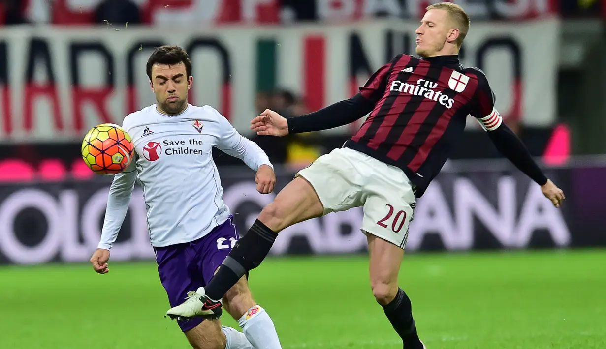 Bek AC Milan, Ignazio Abate (kanan) berusaha menghadang bola yang dibawa penyerang Fiorentina, Giuseppe Rossi pada lanjutan Serie A Liga Italia di Stadion San Siro (17/1). AC Milan menang atas Fiorentina dengan skor 2-0. (AFP/GIUSEPPE CACACE)