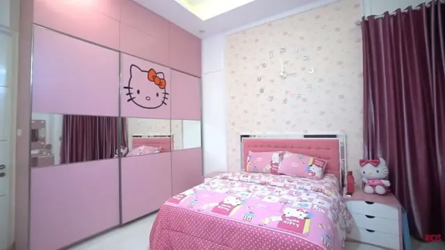 Didesain Serba Pink Bertema Hello Kitty, Ini 6 Potret Kamar Ria Ricis