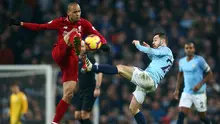 Gelandang Liverpool, Fabinho berebut bola dengan gelandang Manchester City, Bernardo Silva selama pertandingan lanjutan Liga Inggris di stadion Etihad (3/1). City menang tipis atas Liverpool 2-1. (AP Photo/Dave Thompson)