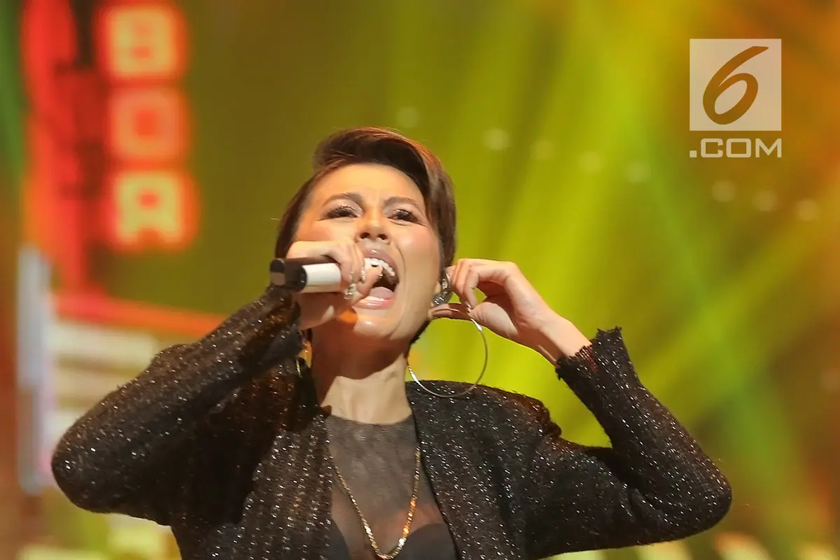 Iwan Fals Ngedance Bareng Agnez Mo di Panggung HUT ke-24 Indosiar