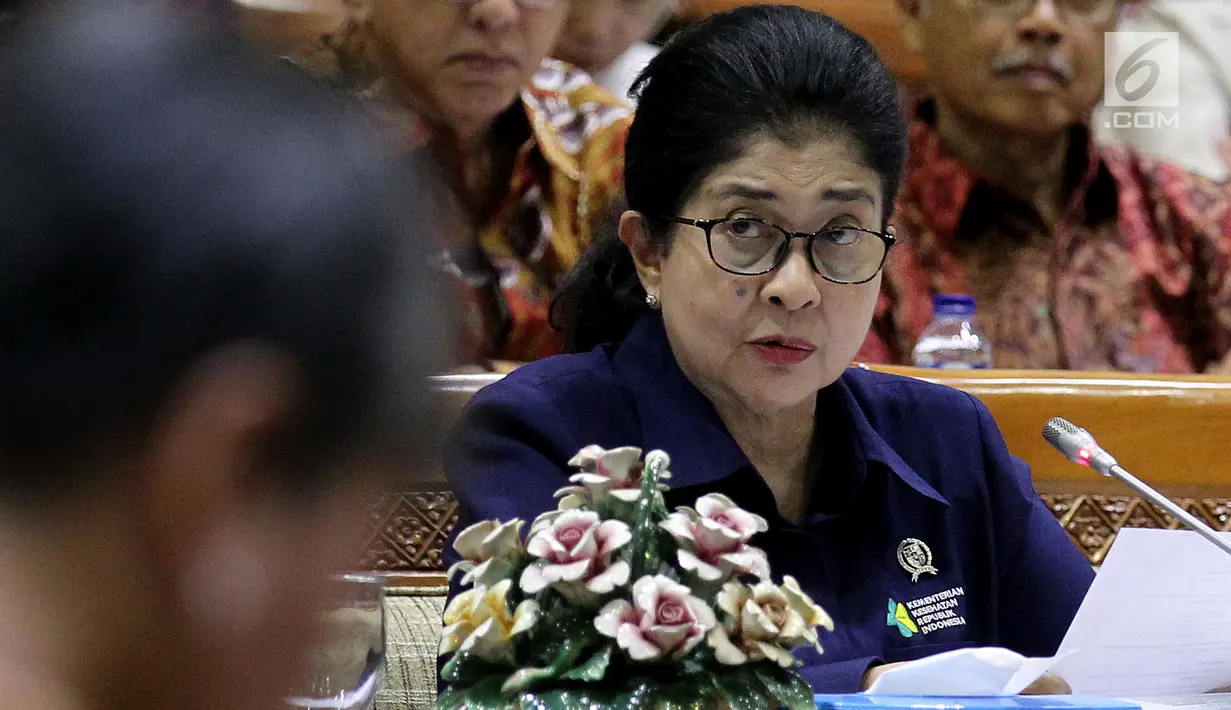 Menteri Kesehatan Nila Moeloek saat Rapat Dengar Pendapat (RPD) dengan Komisi IX DPR, di Kompleks Parlemen Senayan, Jakarta, Senin (27/8). (Liputan6.com/JohanTallo)