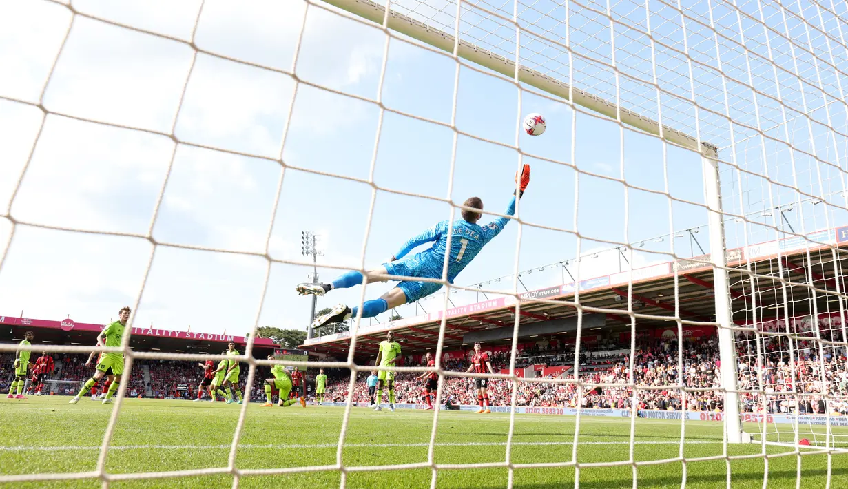 Kiper Manchester United, David de Gea, berusaha menghalau bola saat melawan Bournemouth pada laga Liga Inggris di Stadion Vitality (20/5/2023). (AFP/Adrian Dennis)