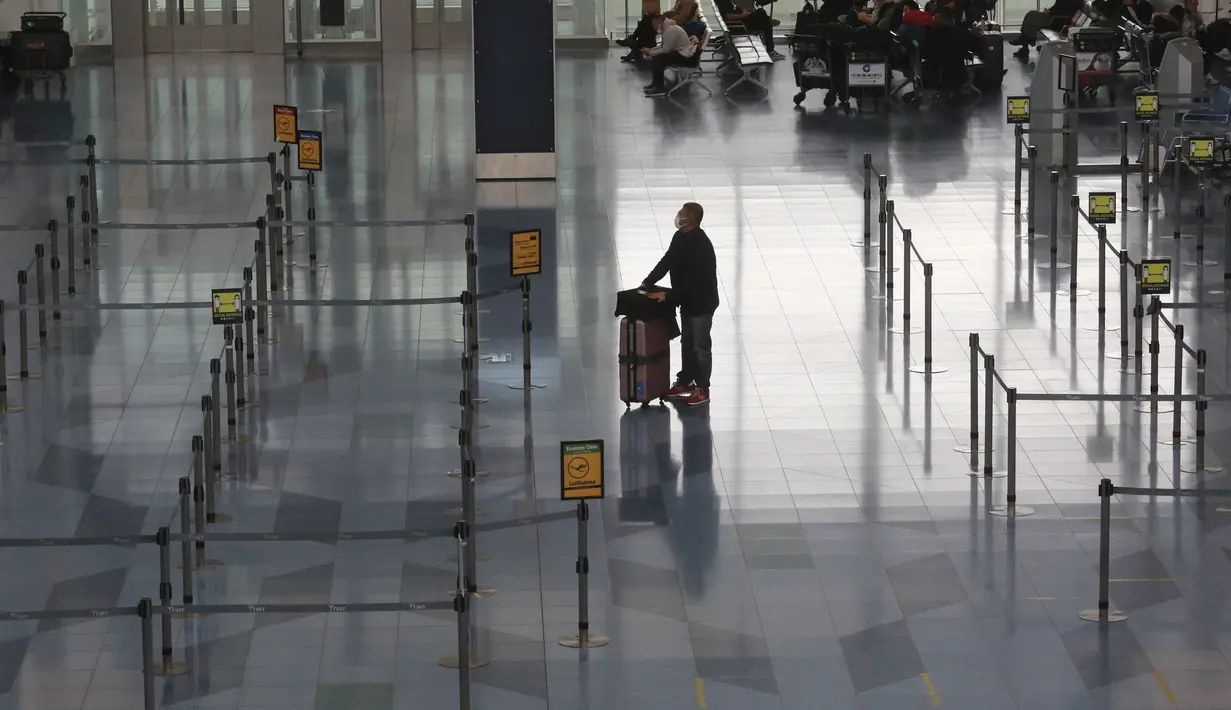 Suasana lobi keberangkatan Bandara Internasional Haneda yang sepi akibat pandemi virus corona di Tokyo, Senin (28/12/2020). Saat ini Jepang sudah mencatat delapan kasus terkait varian baru covid-19 yang pertama kali terdeteksi di Inggris.  (AP Photo/Koji Sasahara)