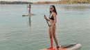 <p>Kirana Larasati juga tampaknya senang paddling. Dalam foto ini, ia mengenakan two pieces bikini dan memamerkan momennya sedang paddling bersama seorang teman. Foto: Instagram.</p>