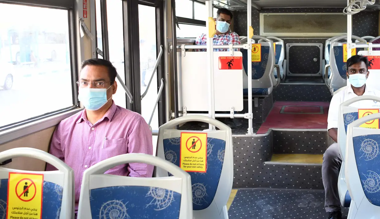 Para penumpang tampak duduk sembari menjaga jarak sosial di dalam bus di Kuwait City, Kuwait (18/8/2020). Kuwait mulai Selasa (18/8) memasuki tahap keempat dari rencana lima tahapnya untuk kembali ke kehidupan normal. (Xinhua/Ghazy Qaffaf)