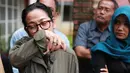 Kesedihan begitu terlihat dari raut wajah anak Nomo Koeswoyo anggota Koes Bersaudara, Cica Koeswoyo. Saat memberikan keterangan, beberapa kali ia mengusap hidungnya. (Adrian Putra/Bintang.com)